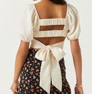 Francesca's Ariana Jacquard Tie Back Blouse Ivory Size M EUC 🤍